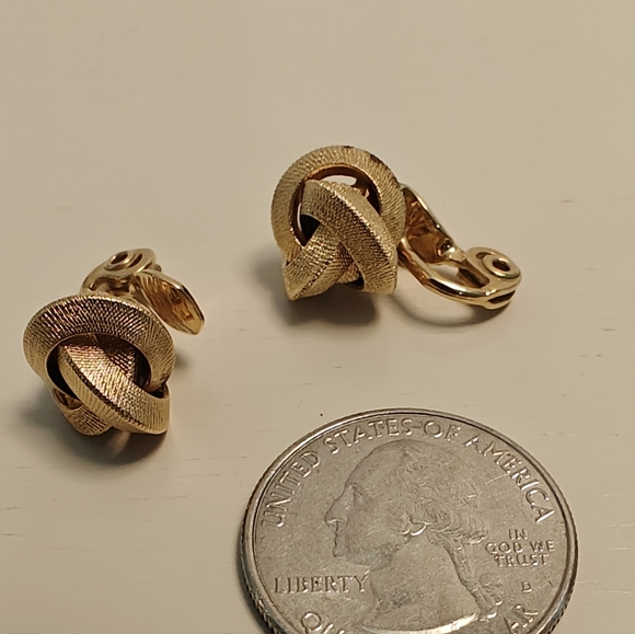 Monet Gold ToneTextured Twisted Knot Clip Back Earrings Vintage - Picture 2 of 3